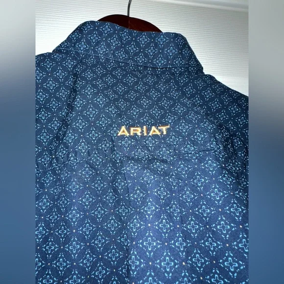 Ariat shirt fitted. Size XS - Picture 3 of 5
